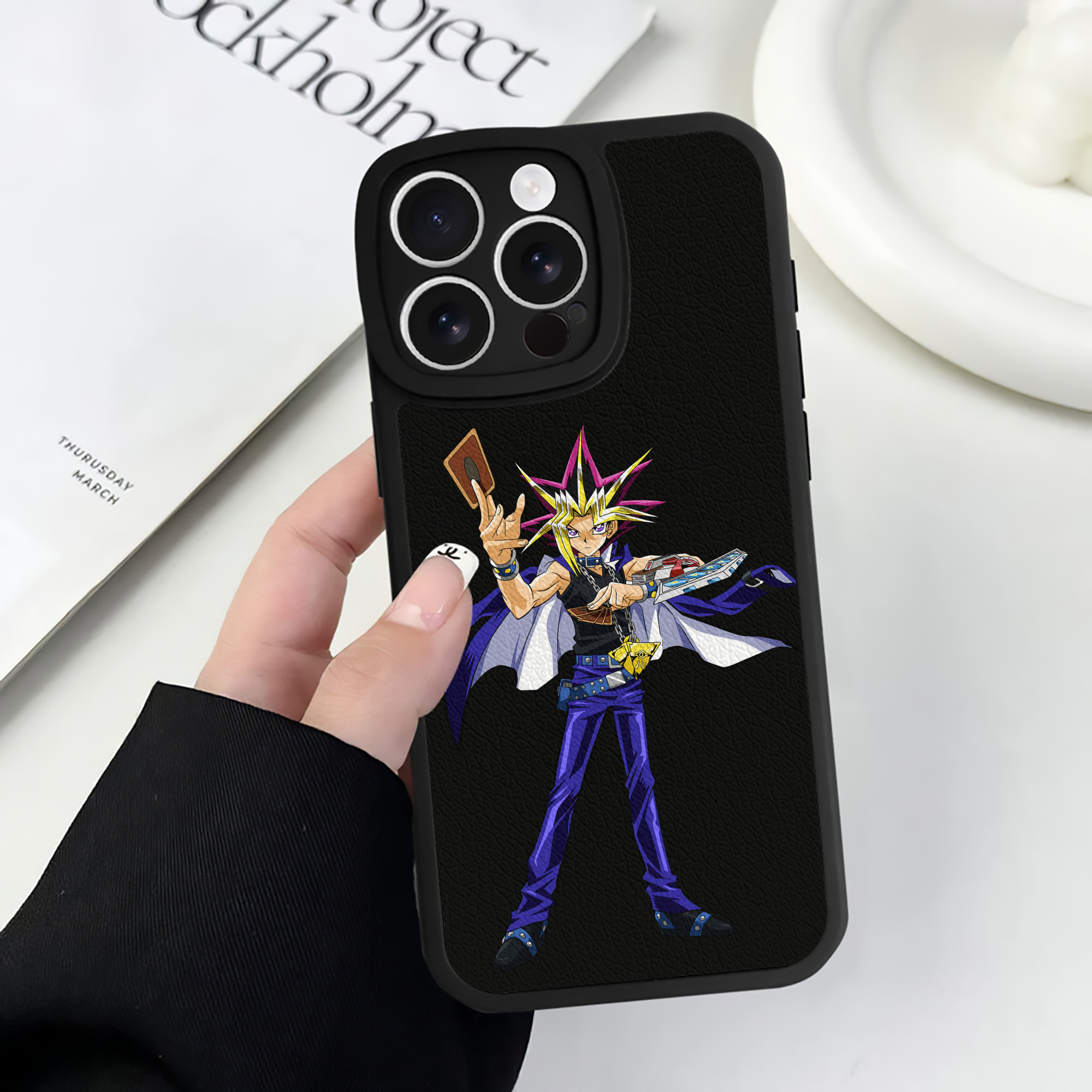 （画像用） 遊☆戯☆王 Yu-Gi-Oh! 【iPhone 16シリーズ対応】シリコンスマホケース（レザー調） 材質：シリコン